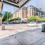 Downtown 1Br W Gym Wd Deck Nr 6Th St Bars Atx-10