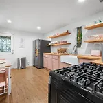 Stylish, Artsy Bungalow Central Eastside