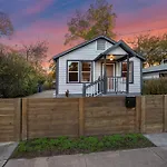 Stylish, Artsy Bungalow Central Eastside
