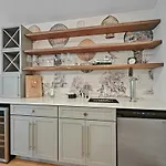 Stylish Downtown Gem - Sleeps 8 - Fire Pit - Ensuite Baths