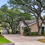 Spacious 5-Bedroom Retreat In North Austin