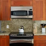 Spacious 5-Bedroom Retreat In North Austin