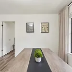 Modern & Cozy Retreat By Barcle