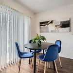 Your Modern King Suite Getaway - Sleeps 4 - Pool, Prkg