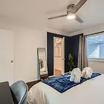 Your Modern King Suite Getaway - Sleeps 4 - Pool, Prkg