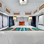 Retro Motorhome - Epic Outdoor Shower And Firepit