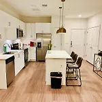 Room Only With Private Bath In A 2Br Apt 15Min From Airport And Downtown