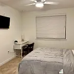 Room Only With Private Bath In A 2Br Apt 15Min From Airport And Downtown