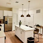 Room Only With Private Bath In A 2Br Apt 15Min From Airport And Downtown