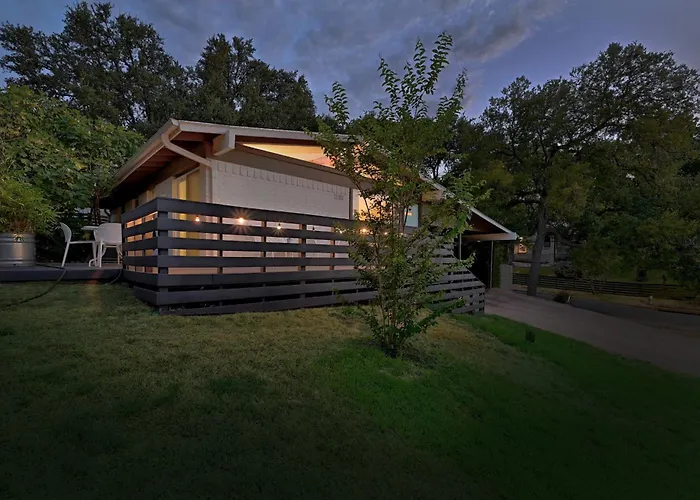 Cheery Modern Retreat Near Soco & Downtown By Lodgewell