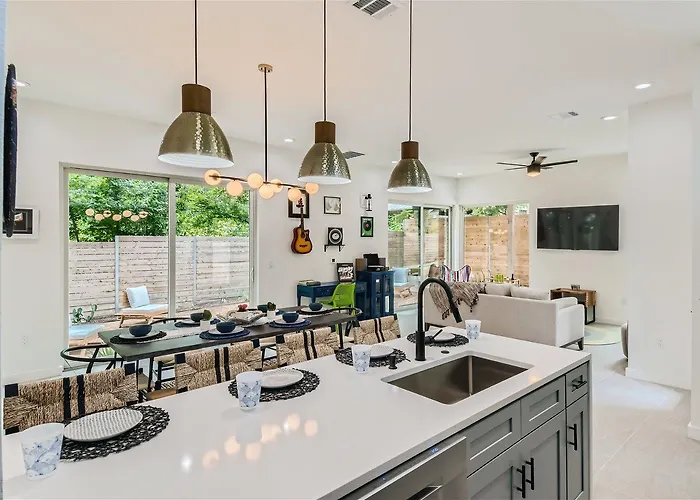 7 Bdrm Compound Near Dt Austin Perfect For Sxsw New Pool March 2025