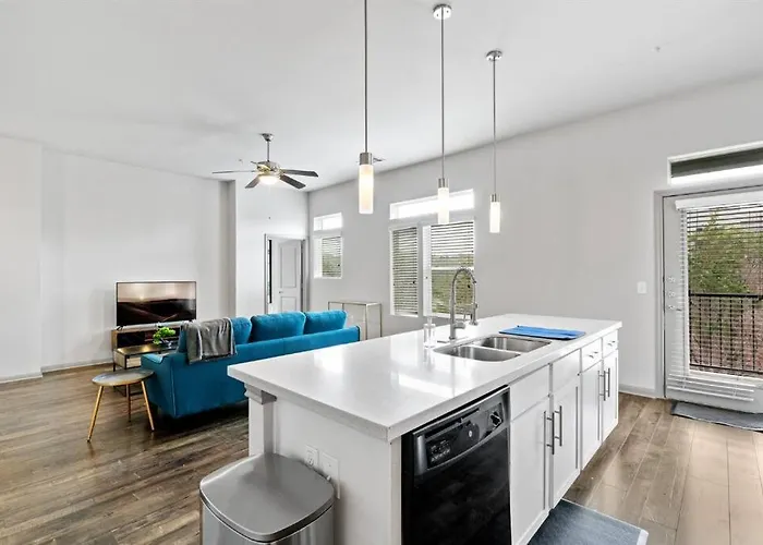 Modern Austin 2Br 2B Apt With Pool Parking & Wifi