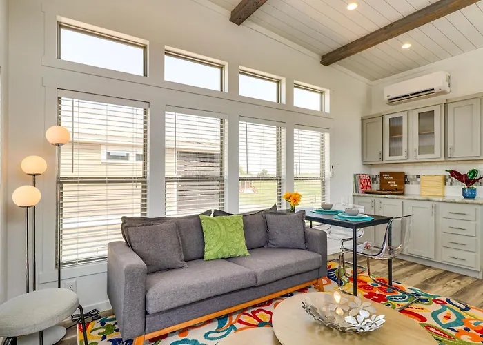 Tiny Home With Pool Access, 8 Mi To Downtown Austin!