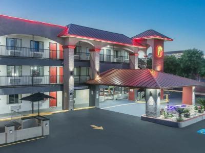 Super 8 By Wyndham University/downtown Area 2*