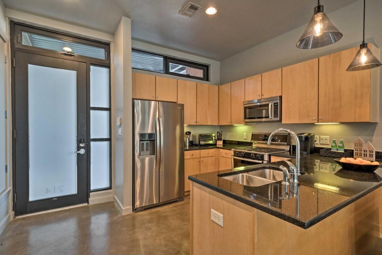 Urban Escape In Sola With Private Patio! Austin