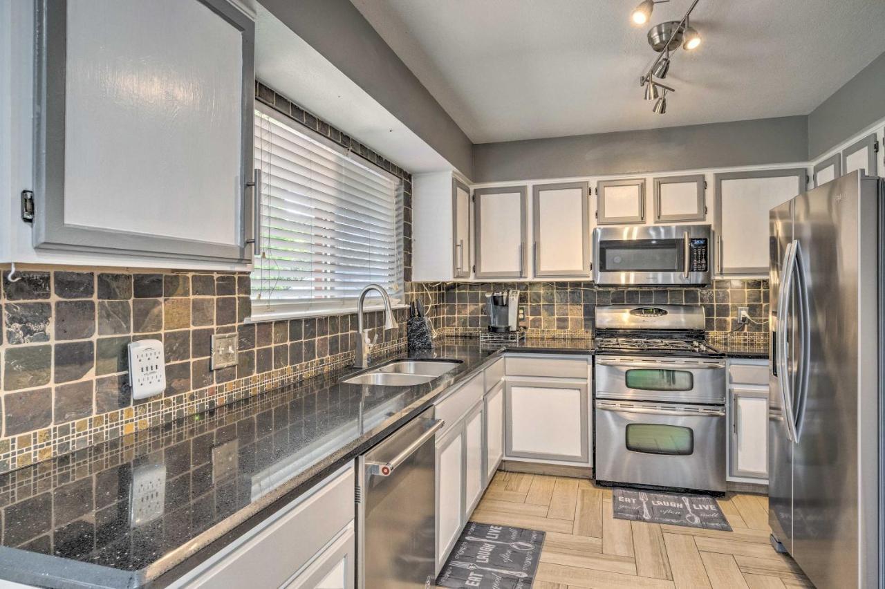 House With Back Yard - 15 Mi To Downtown Holiday home Austin