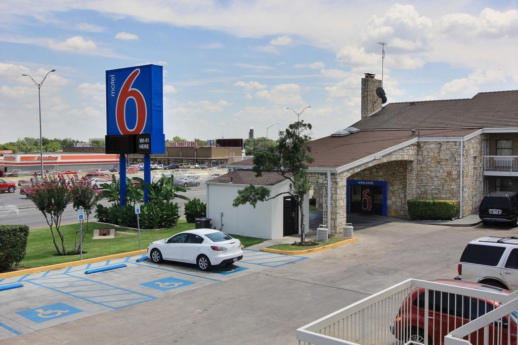 Hotel 6 Austin, Tx - Downtown Ut Austin