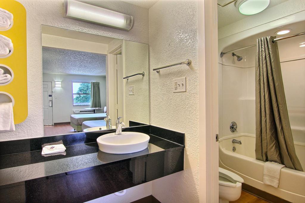 Hotel 6 Austin, Tx - Downtown Ut 3*