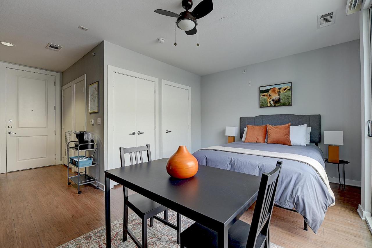 Apartment Frontdesk Pointe On Rio Apts West Campus Austin
