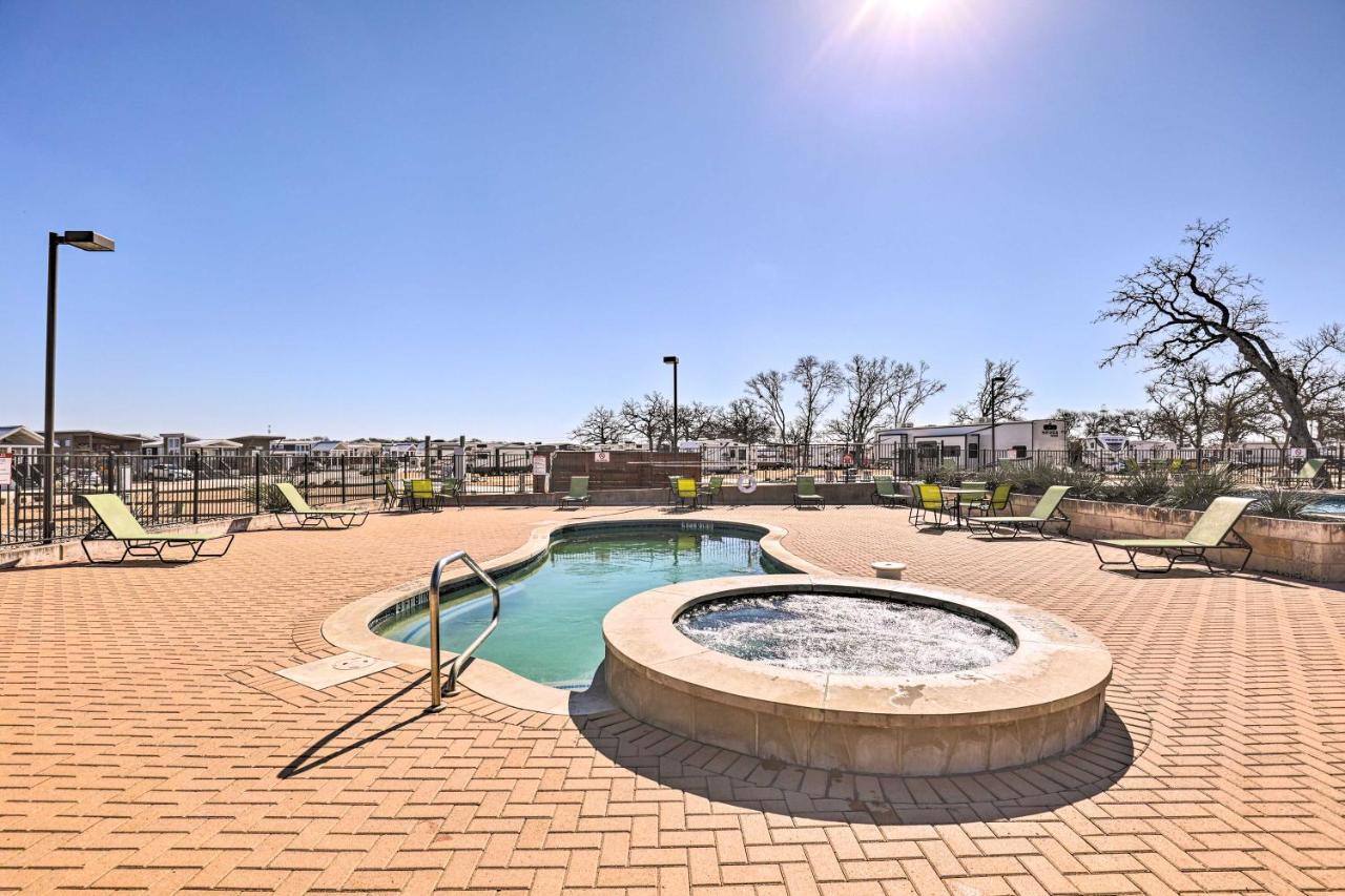 Tiny With Pool Access, 8 Mi To Downtown Austin! Holiday home *