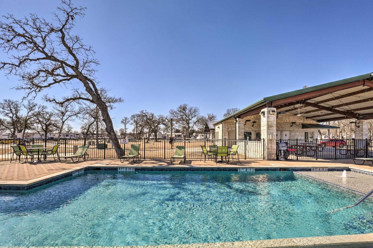 Tiny With Pool Access, 8 Mi To Downtown Austin! Austin