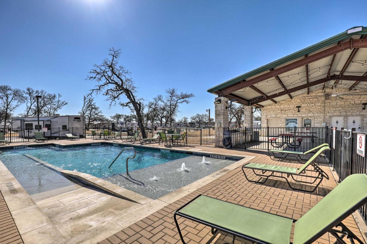 Tiny With Pool Access, 8 Mi To Downtown Austin!