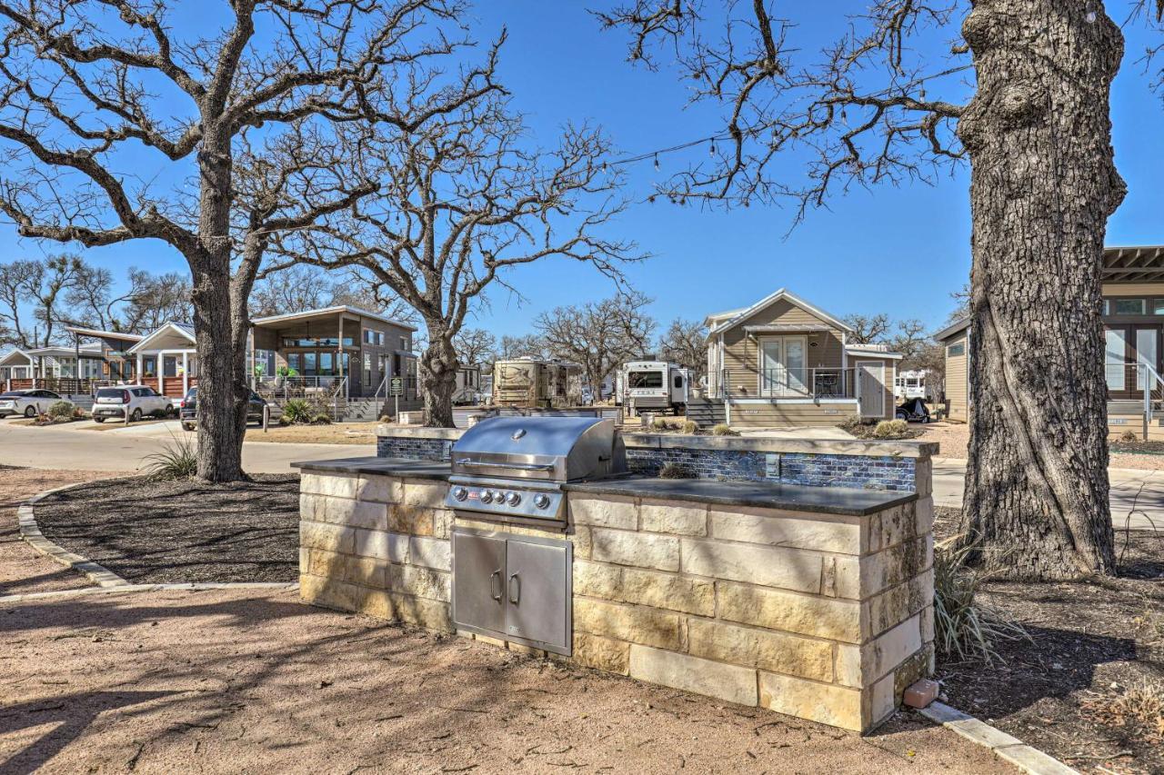 Tiny With Pool Access, 8 Mi To Downtown Austin! Holiday home Austin