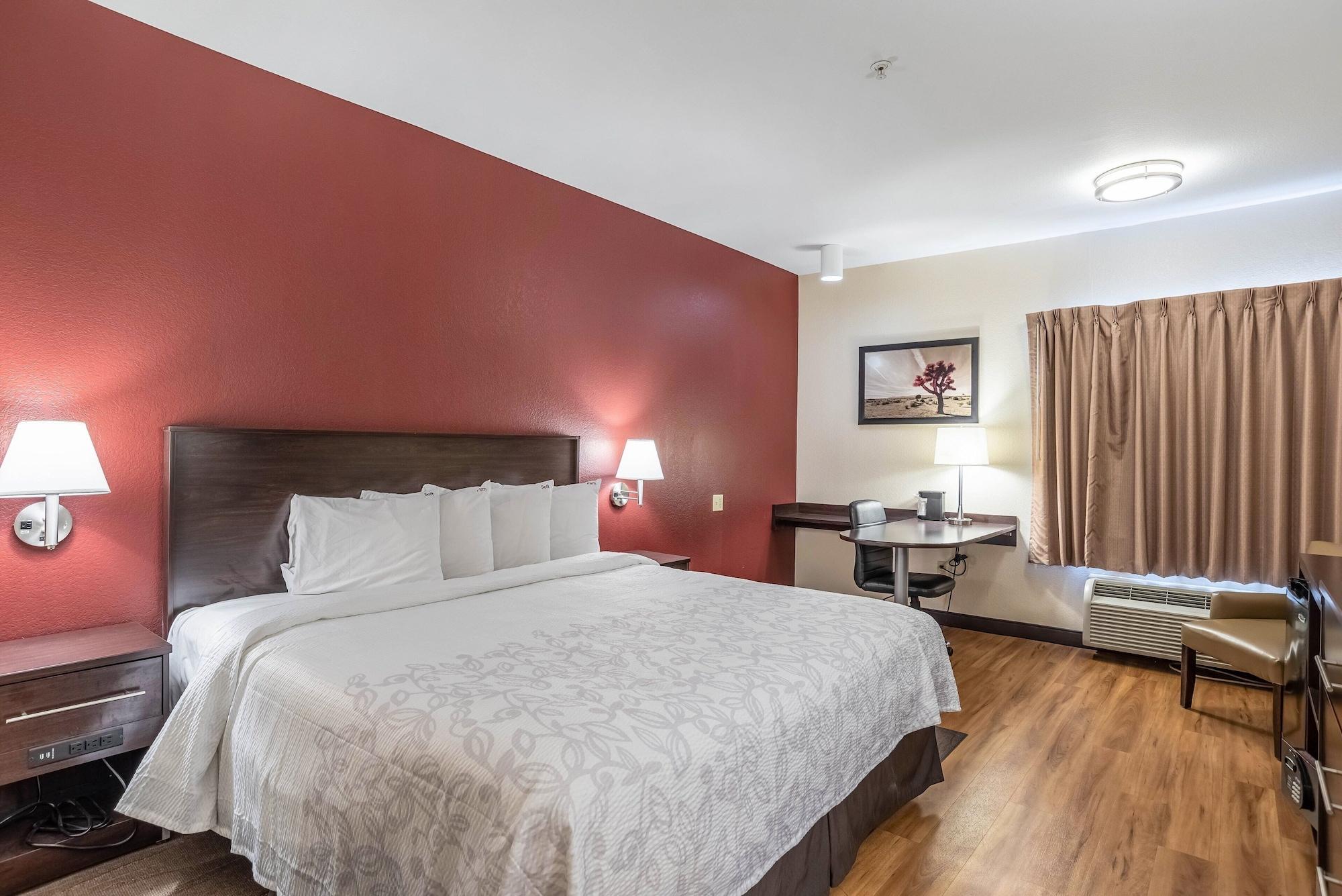 Red Roof Plus+ South Hotel 3*