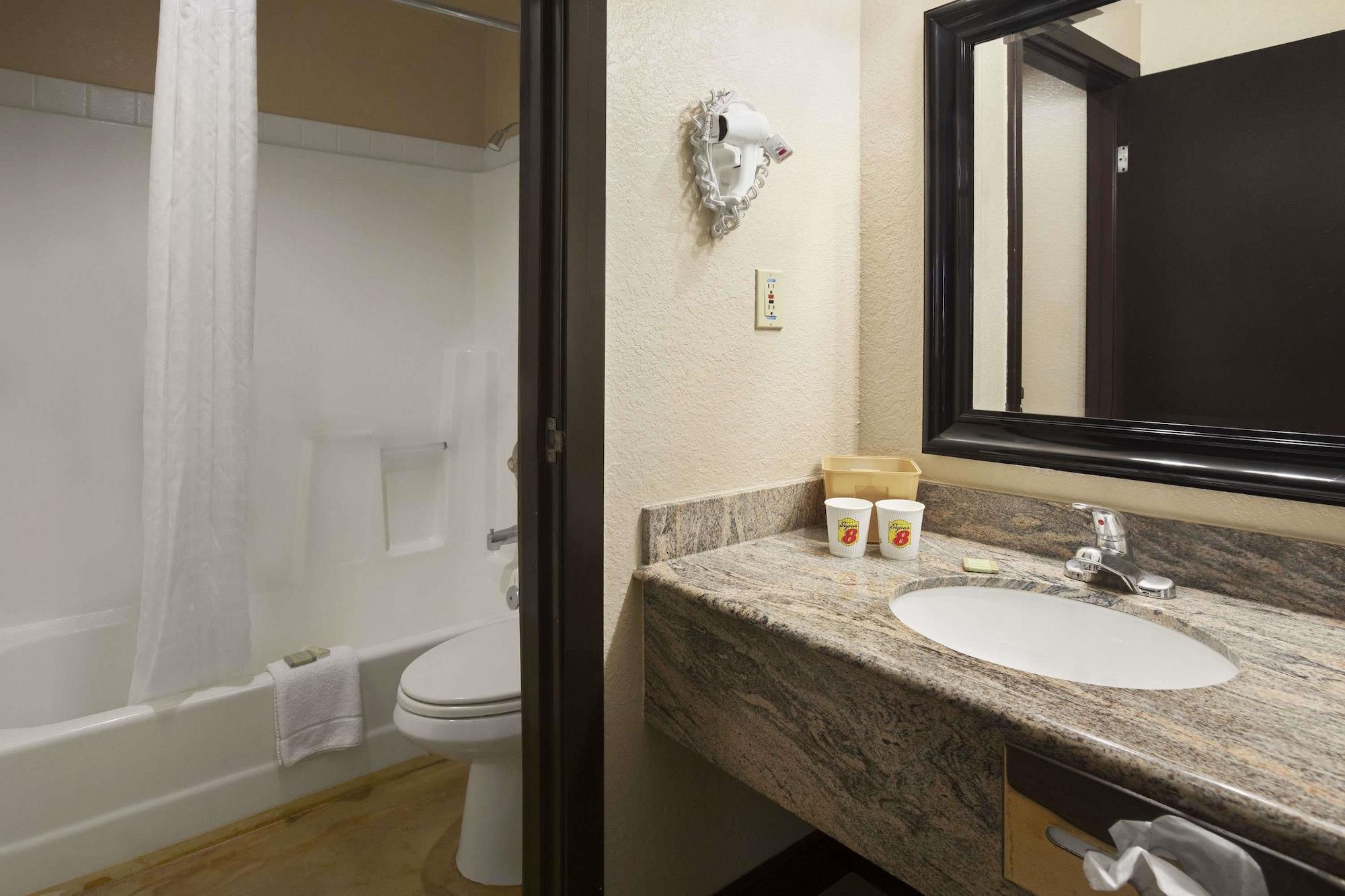 Super 8 By Wyndham University/downtown Area Motel 2*
