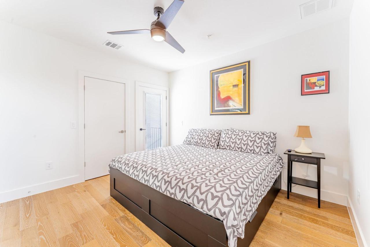 Luxe East Downtown 3br Condo, Walk To Bars, Restaurants, Shops Holiday home Austin