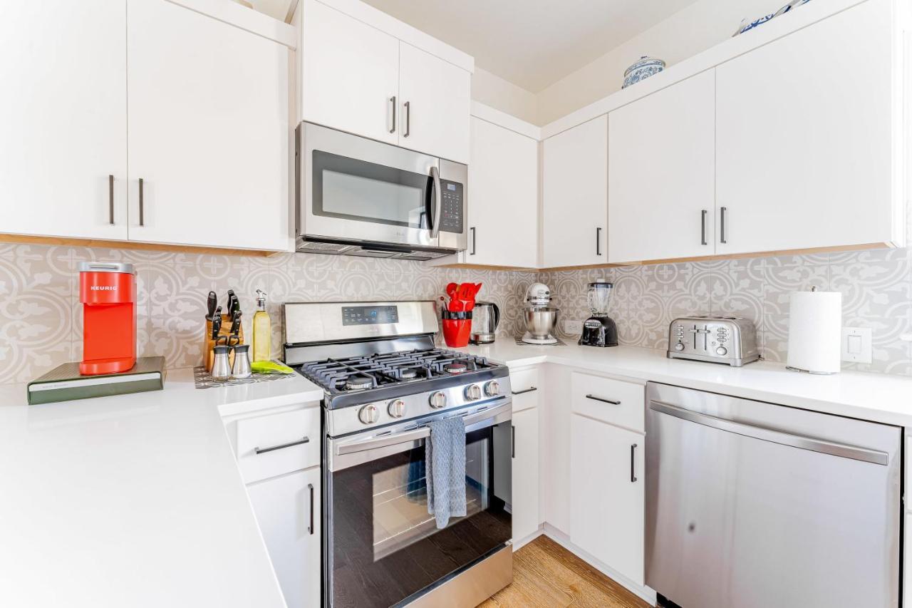 Luxe East Downtown 3br Condo, Walk To Bars, Restaurants, Shops Holiday home *