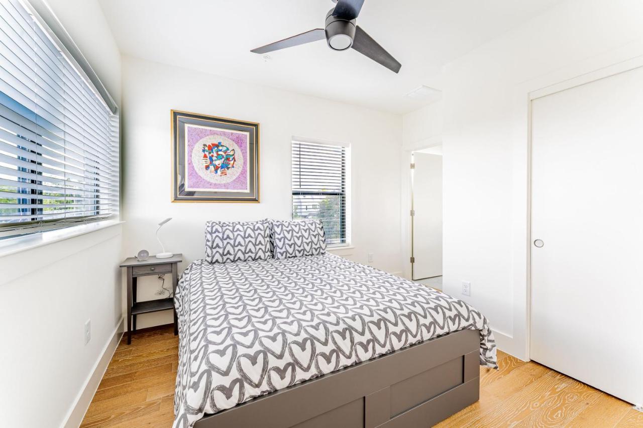 Luxe East Downtown 3br Condo, Walk To Bars, Restaurants, Shops *