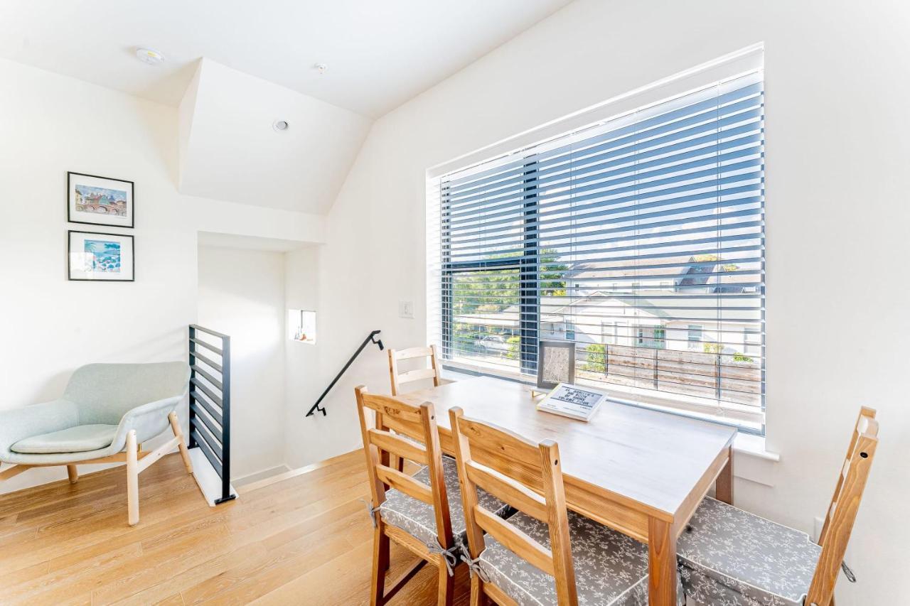 Luxe East Downtown 3br Condo, Walk To Bars, Restaurants, Shops * Austin