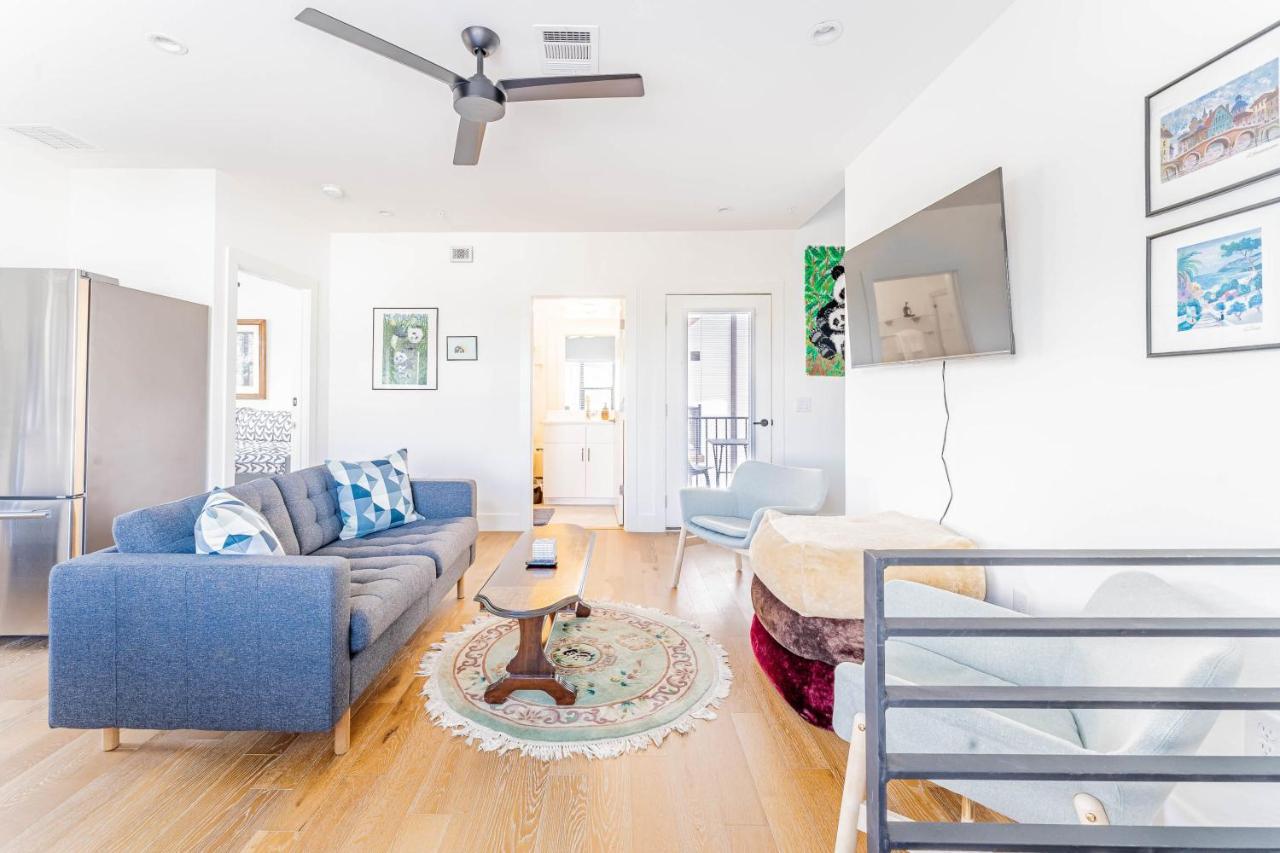 Luxe East Downtown 3br Condo, Walk To Bars, Restaurants, Shops