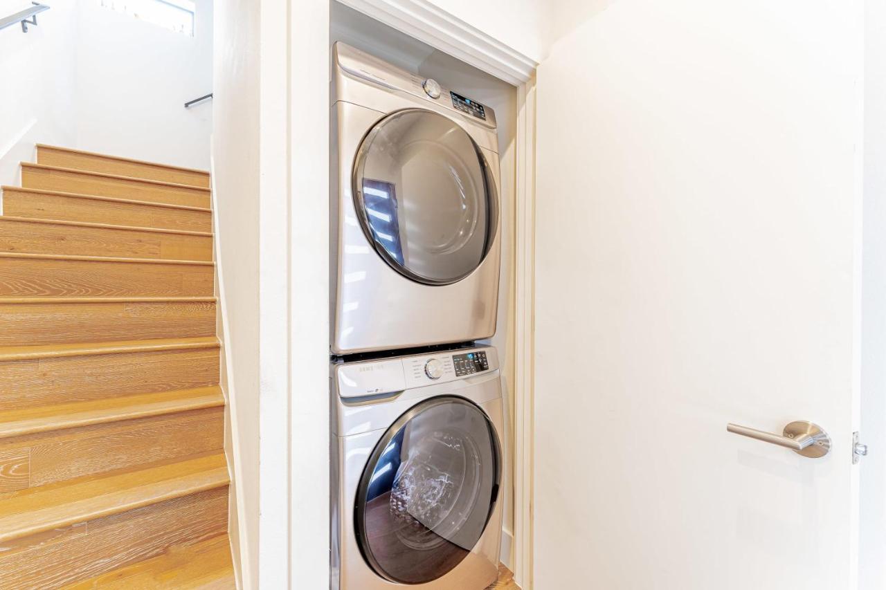 Luxe East Downtown 3br Condo, Walk To Bars, Restaurants, Shops Holiday home