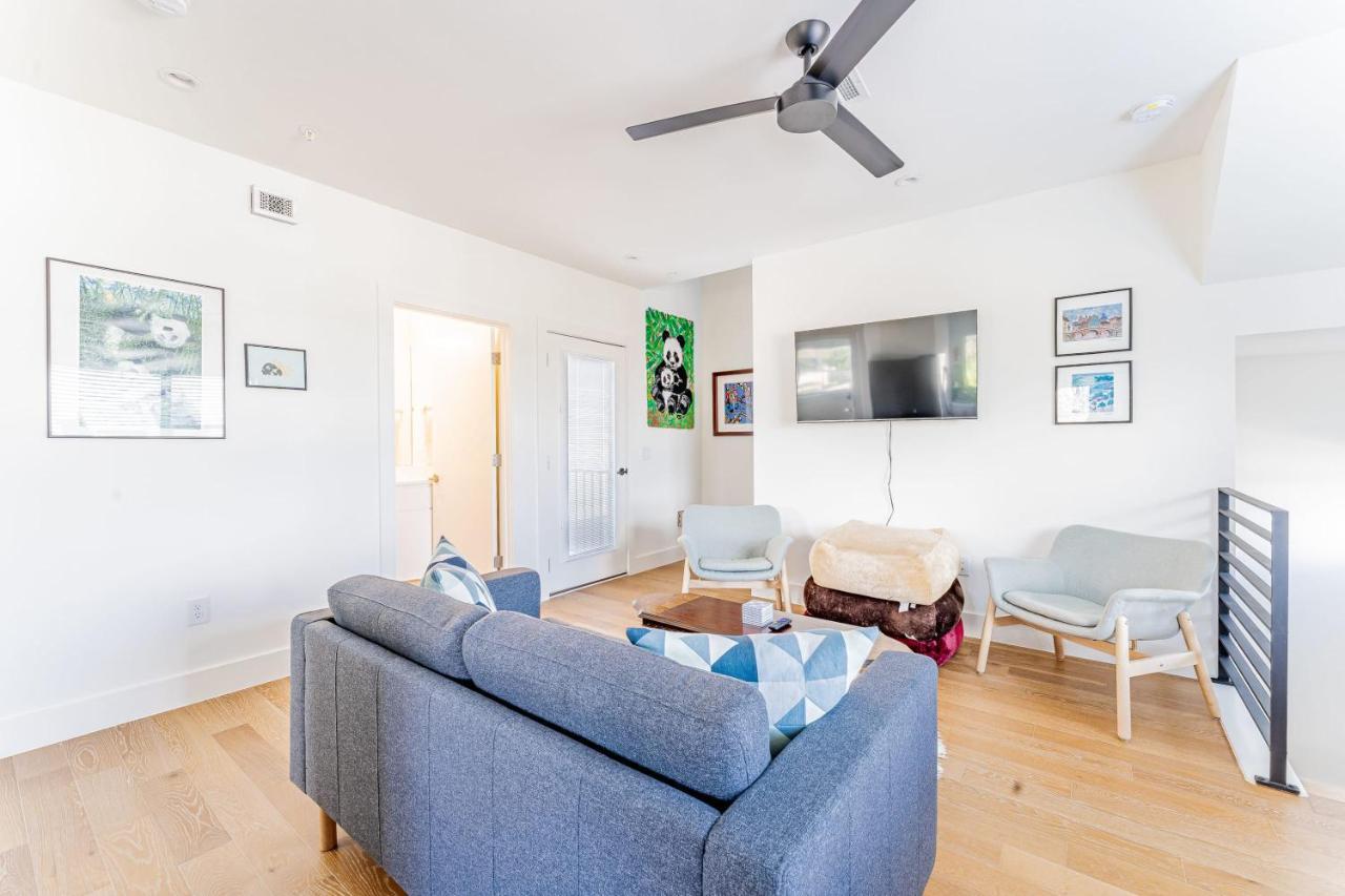 Luxe East Downtown 3br Condo, Walk To Bars, Restaurants, Shops * Austin