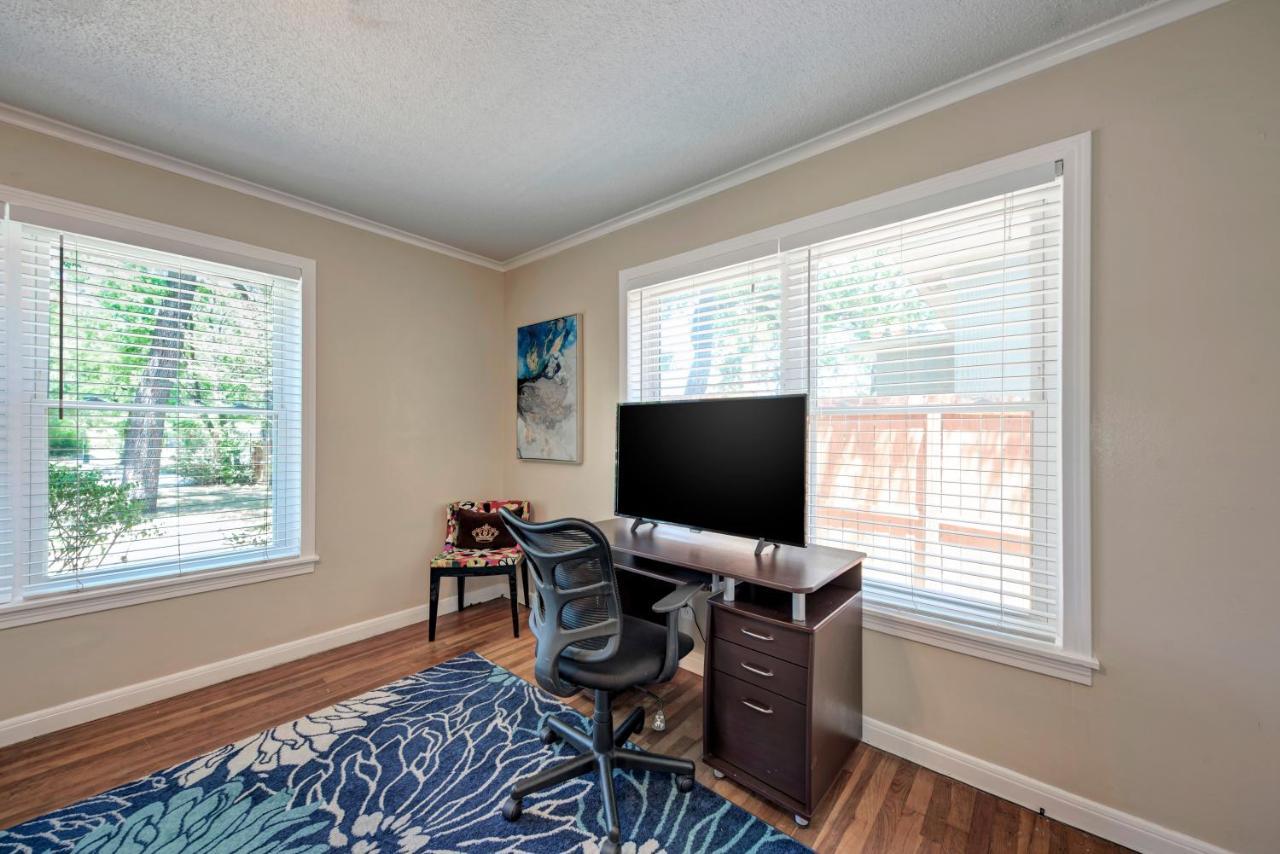 Downtown, Convention Center, Capitol, Zilker Park, Lake, 6th St, Domain *