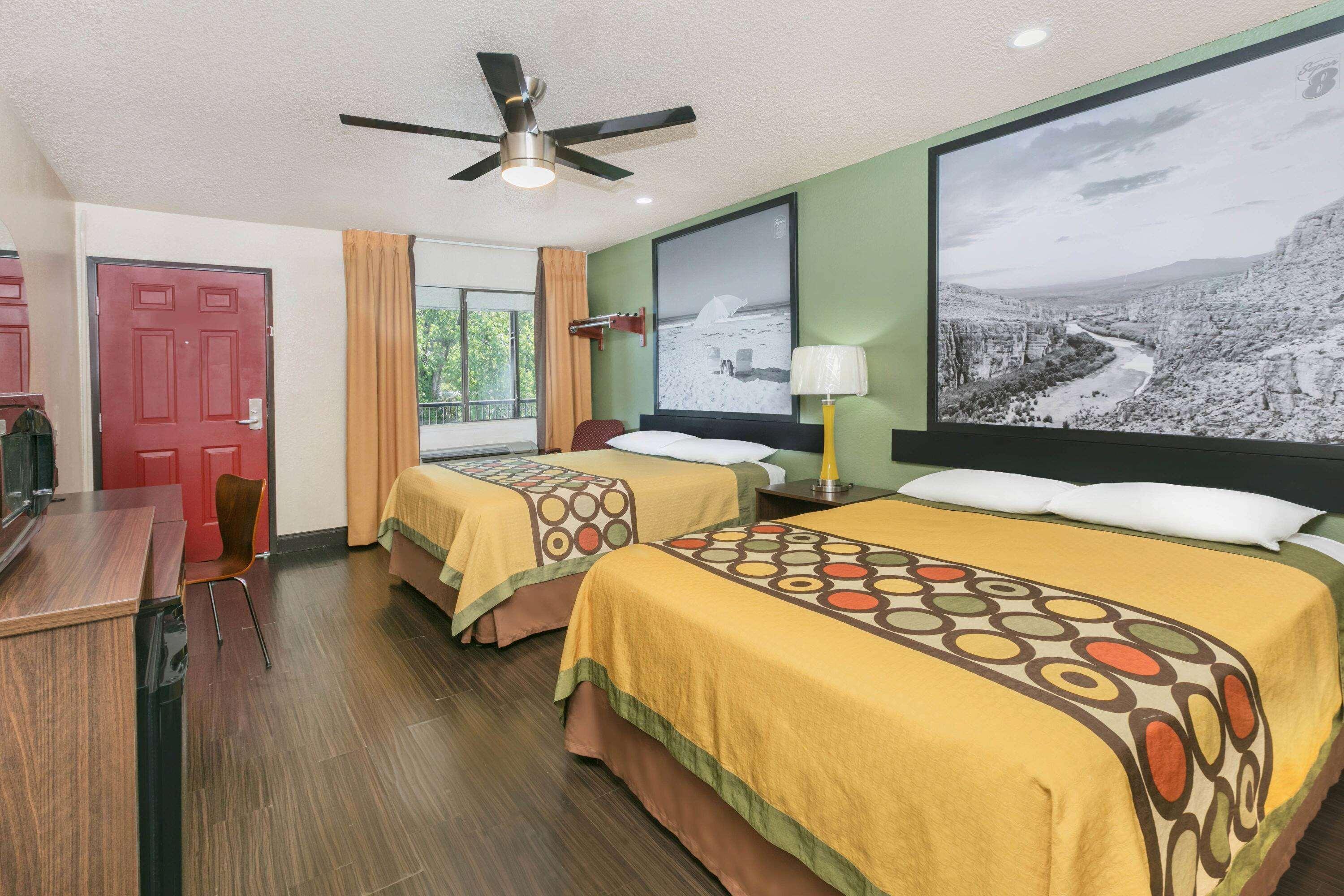 Super 8 By Wyndham University/downtown Area 2*