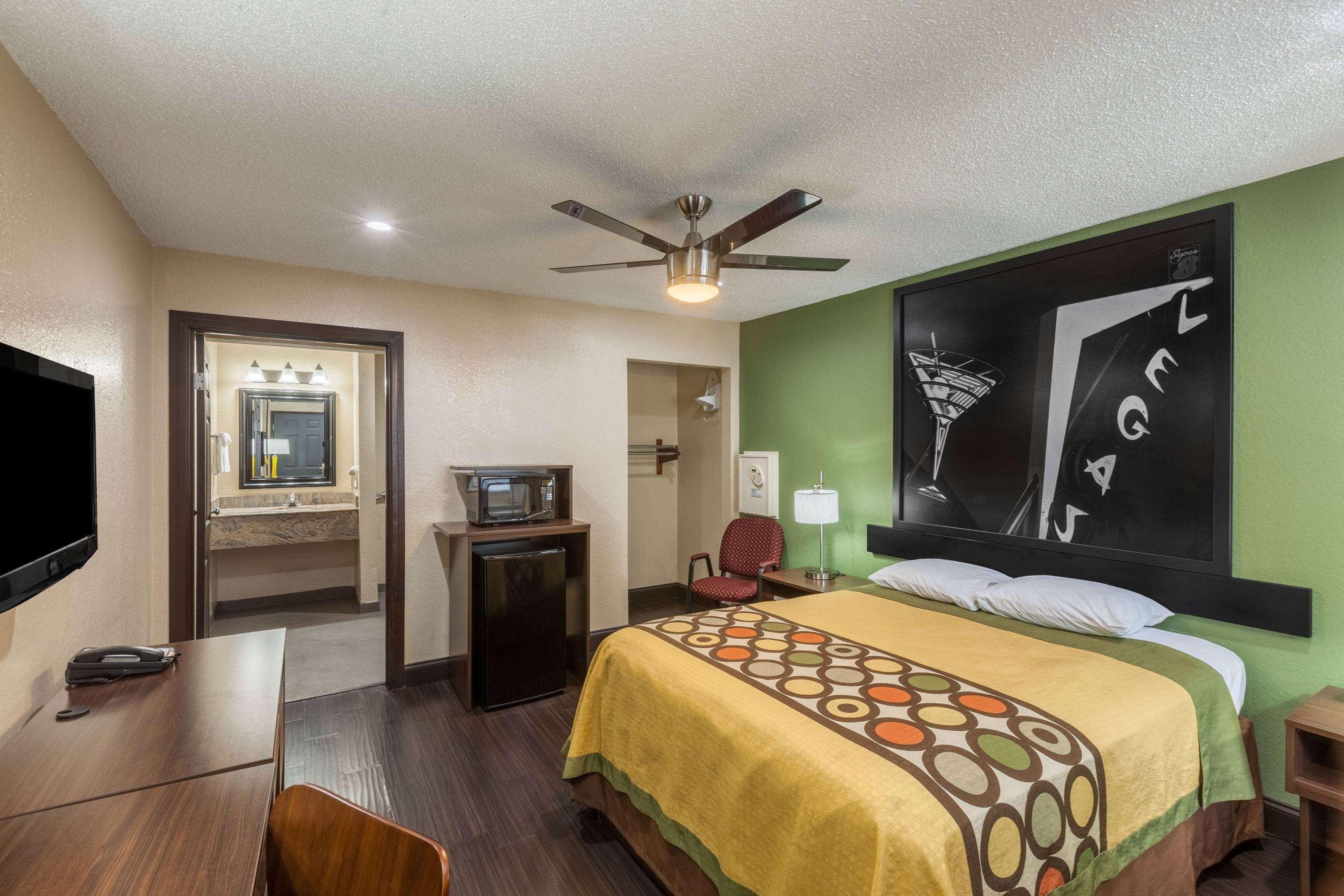 Super 8 By Wyndham University/downtown Area Motel 2*