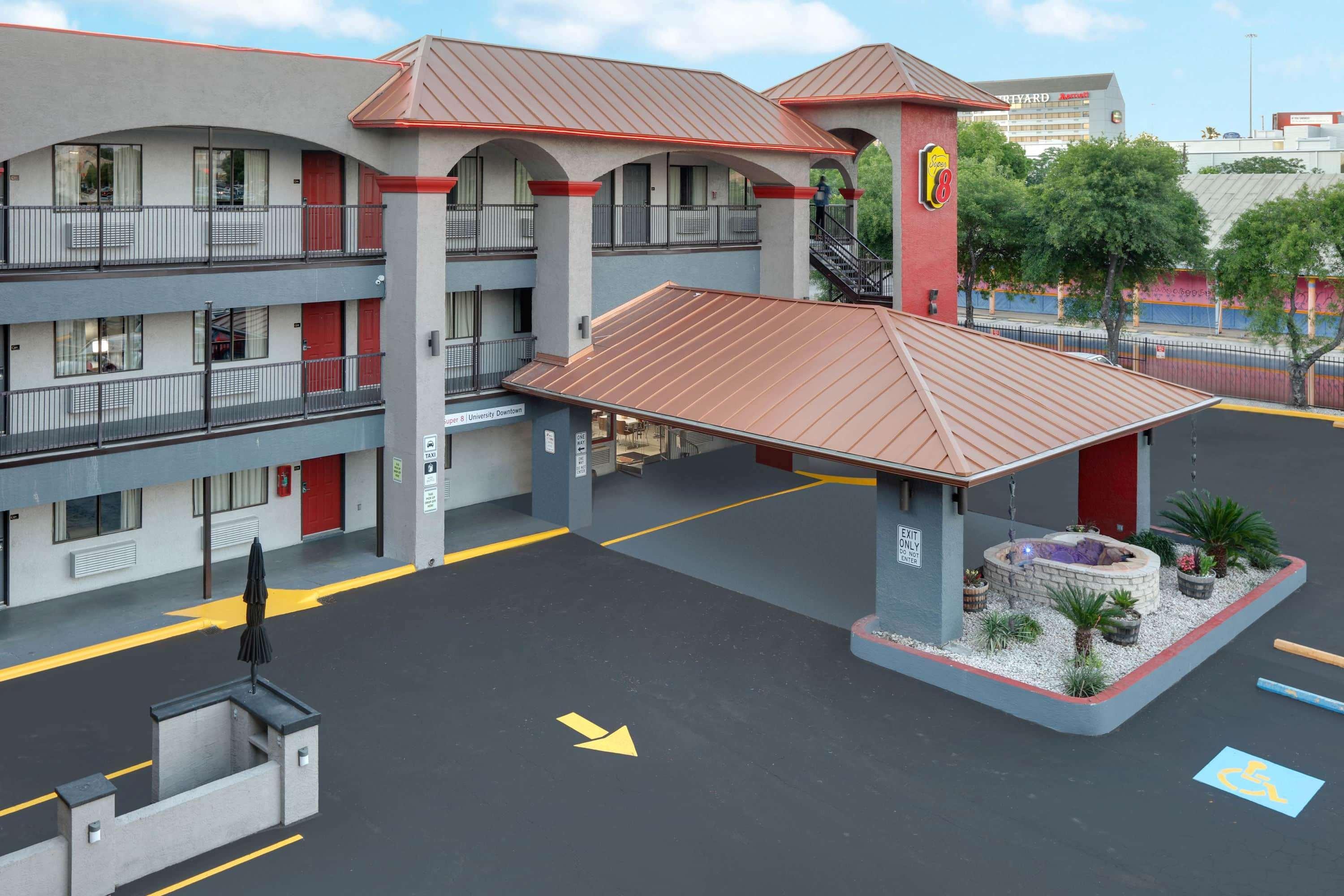 Super 8 By Wyndham University/downtown Area 2*