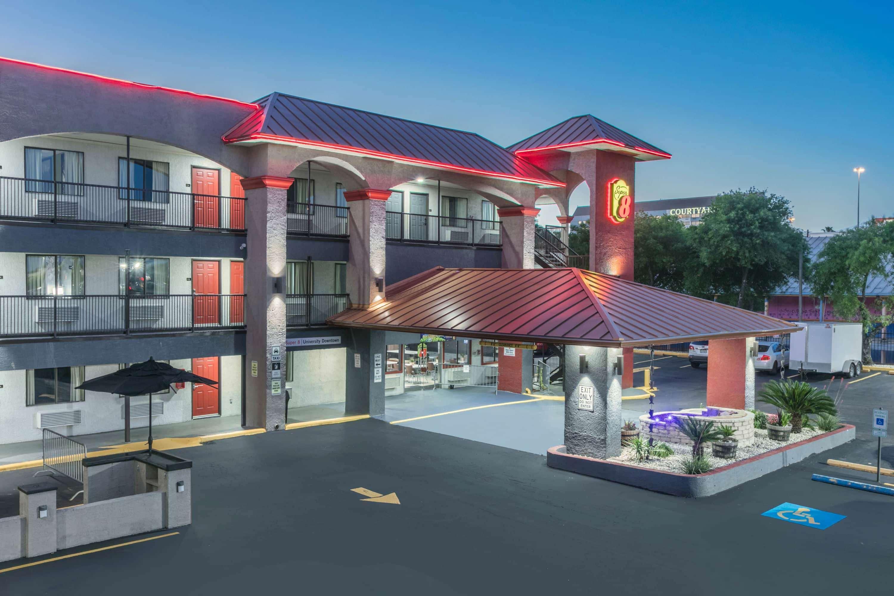 Super 8 By Wyndham University/downtown Area Austin
