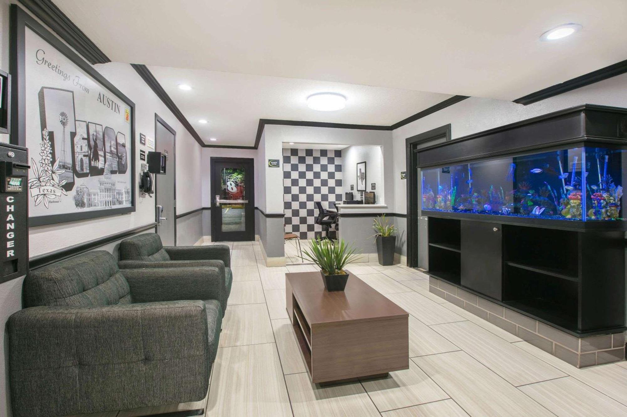 Super 8 By Wyndham University/downtown Area 2*