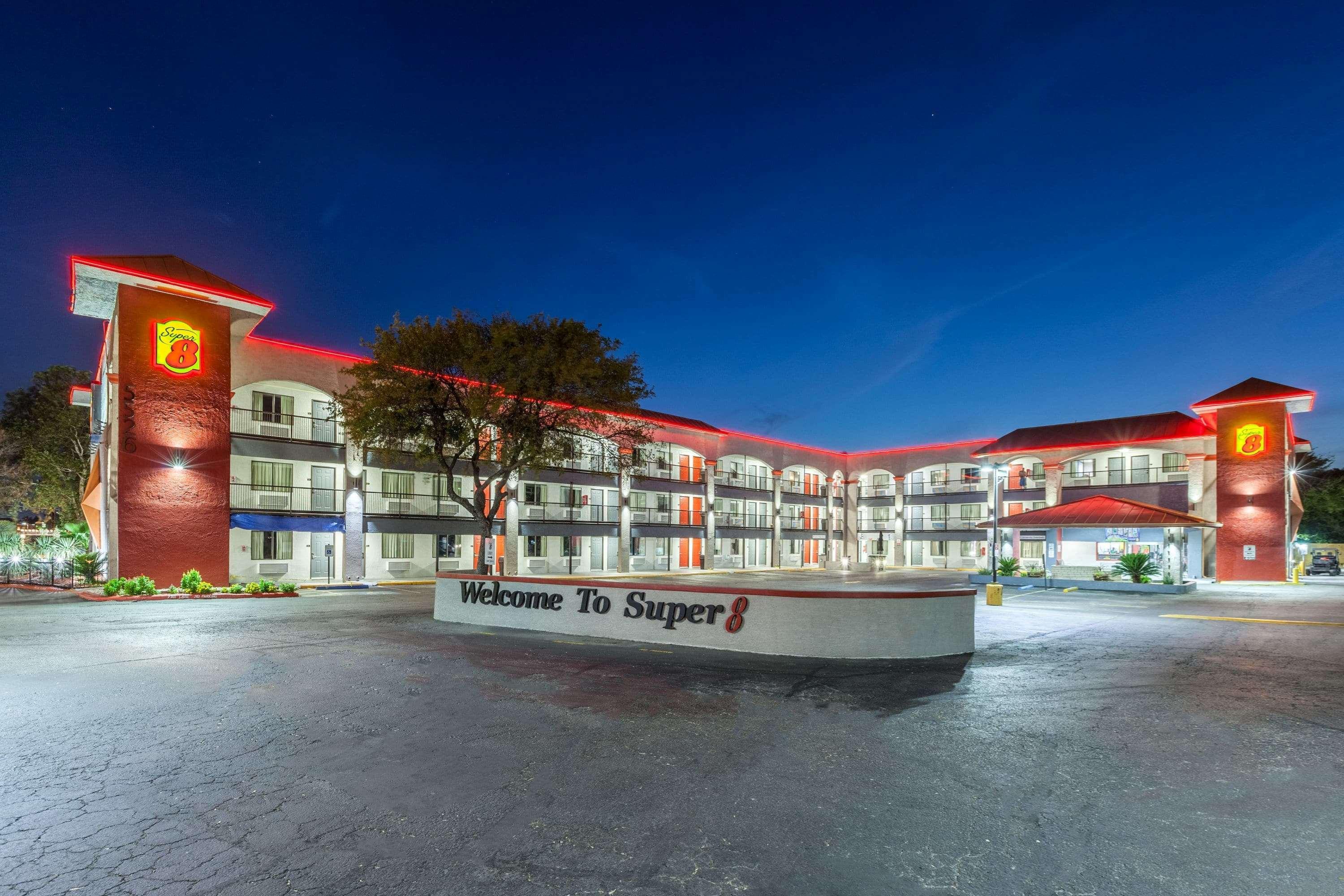 Super 8 By Wyndham University/downtown Area Motel