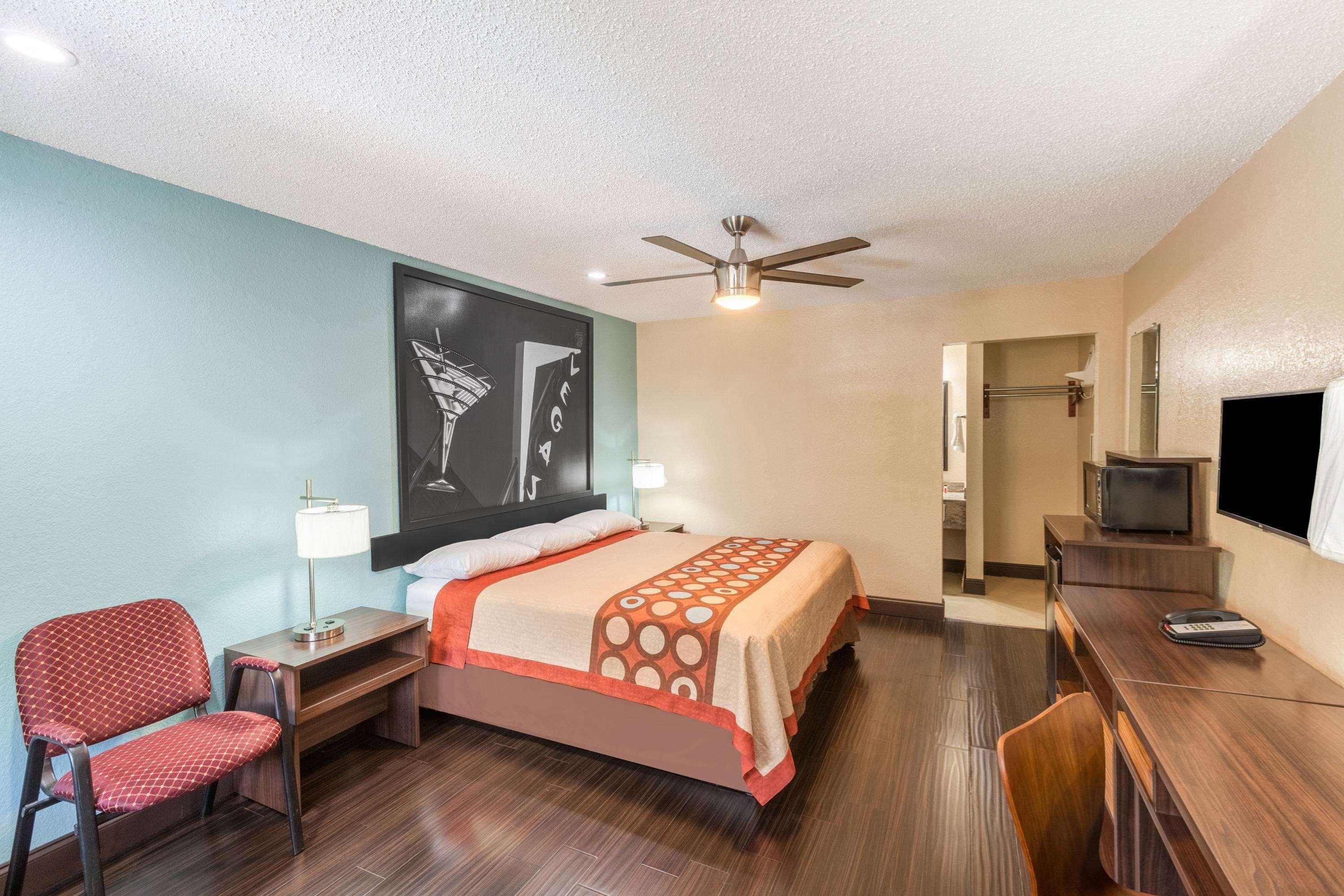 Super 8 By Wyndham University/downtown Area 2*