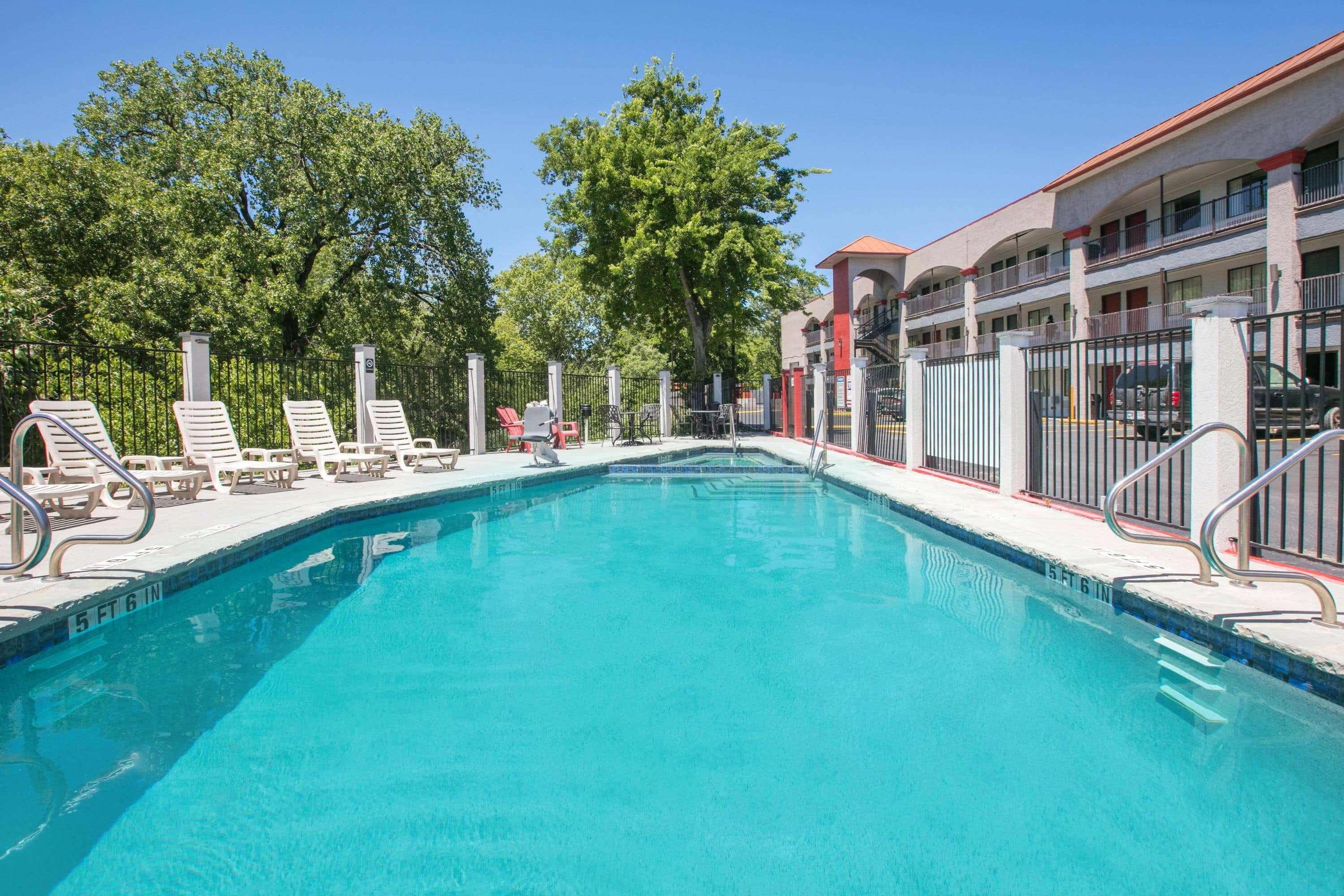 Motel Super 8 By Wyndham University/downtown Area 2*
