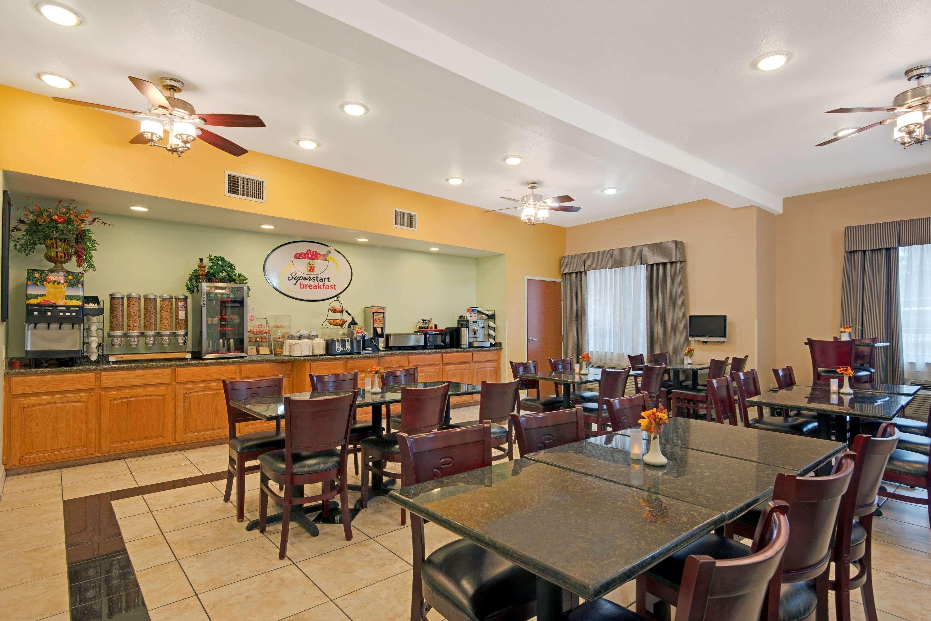 Hotel Super 8 By Wyndham Austin/airport North 2*