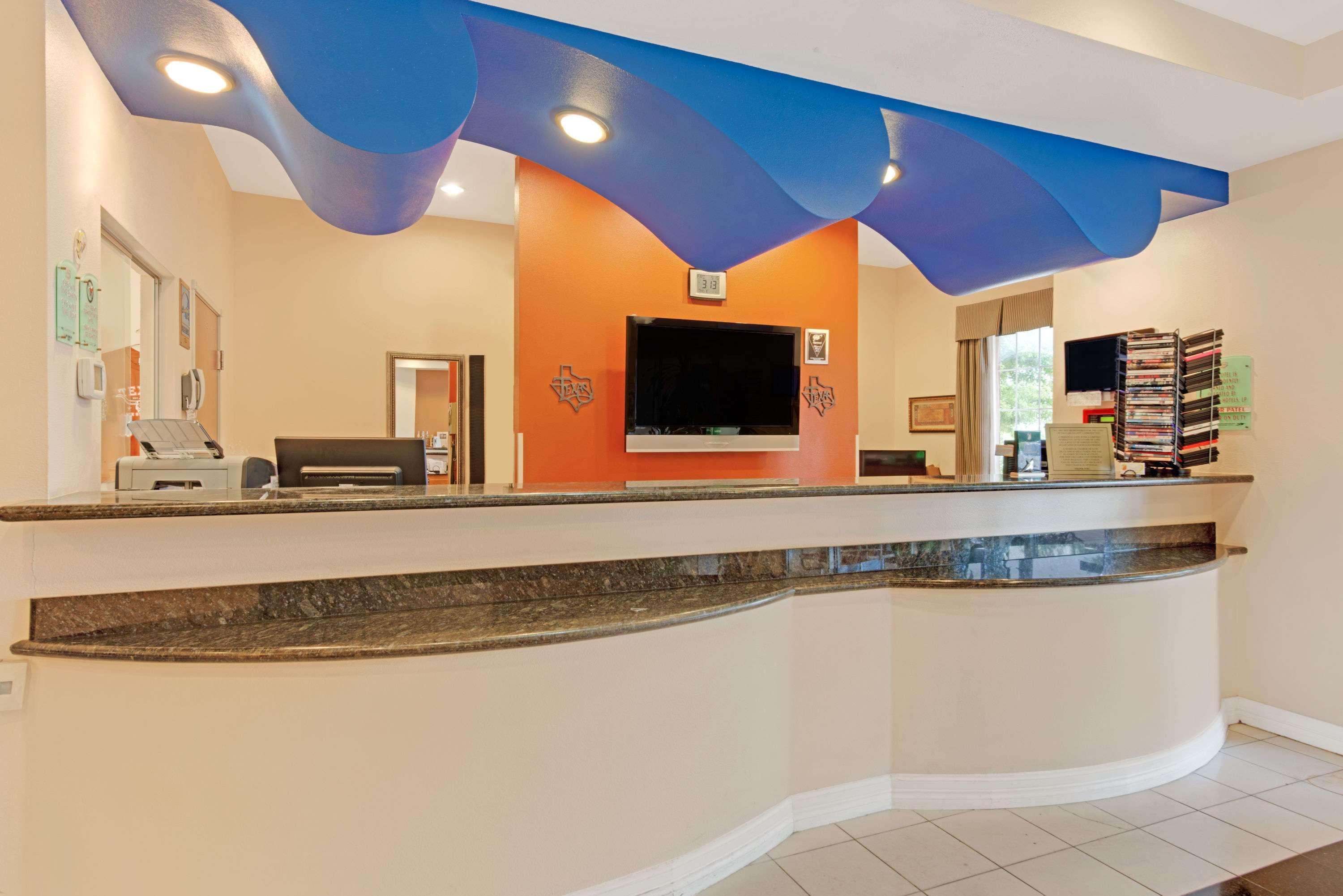Super 8 By Wyndham Austin/airport North 2*