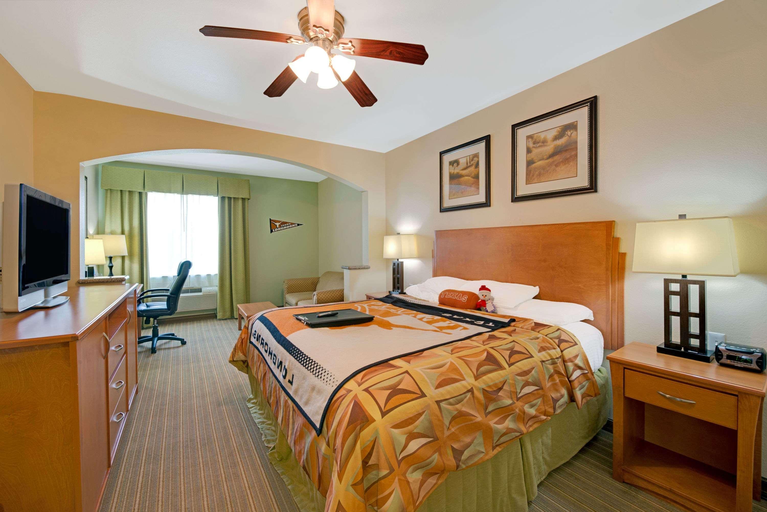 Super 8 By Wyndham Austin/airport North Hotel 2*