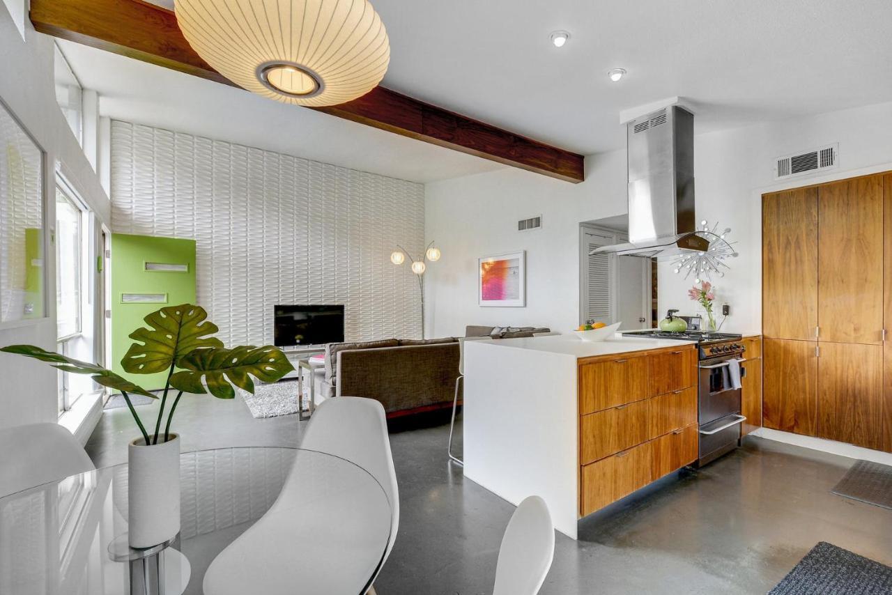 Quiet Mid Century Modern Retreat With Patio And Yard By Lodgewell Holiday home Austin