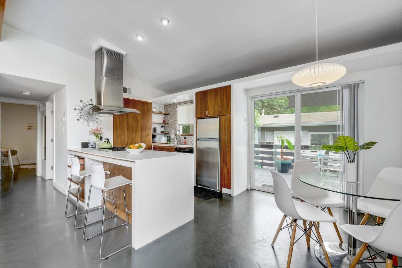 Quiet Mid Century Modern Retreat With Patio And Yard By Lodgewell